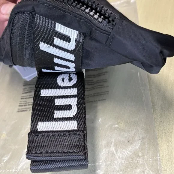 Lululemon Everywhere Belt Bag 1L with Logo Strap Black NWT - Picture 5 of 9